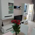 Luxury And Stylish Apartmen, Metro Station Obelya