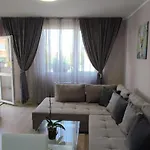 Luxury And Stylish Apartmen, Metro Station Obelya