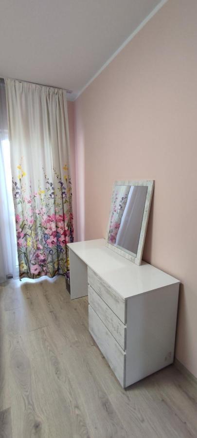 Luxury And Stylish Apartmen, Metro Station Obelya Apartament *