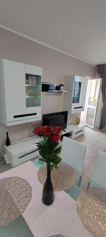 Luxury And Stylish Apartmen, Metro Station Obelya *
