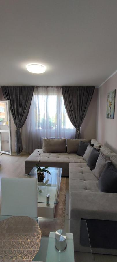 Apartament Luxury And Stylish Apartmen, Metro Station Obelya *